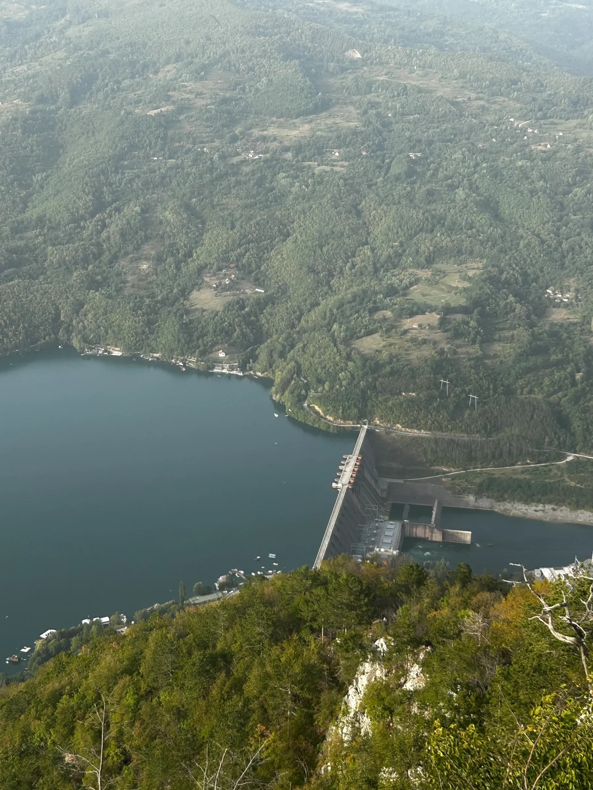 Jezero Perućac – tirkizna voda, kanjon Drine i odmor u prirodi